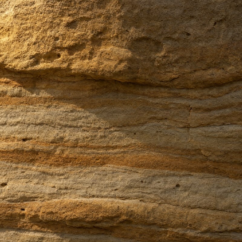 Musterfläche in Sandsteinoptik, warm gebändert und weich verwittert