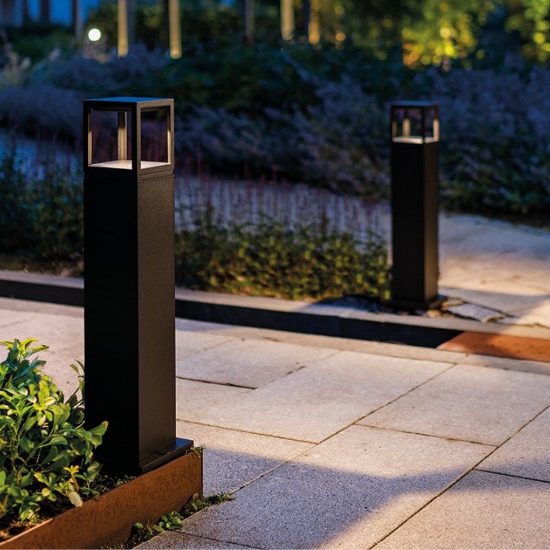 Zwei Pollerleuchten an einem Gartenweg am Abend