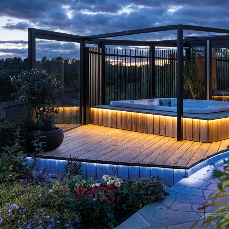 Terrasse am Abend mit indirektem LED-Band an der Sitzkante