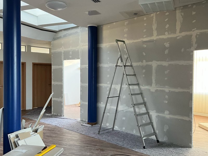 Trockenbauwand im Rohbau eines Büros, das Ständerwerk ist einseitig beplankt